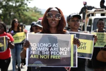 Phụ nữ tố bị cảnh sát bắt vô cớ về đêm, ép quan hệ mới trả tự do