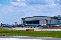 Gần trăm máy bay dầm mưa, dãi nắng ở Nội Bài