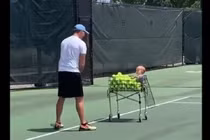 Video: 7 triệu lượt xem cậu bé 1 tuổi tập luyện cùng bố