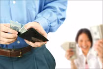 Chồng khăng khăng không vứt bao da cũ, vợ phát hiện bí mật không ngờ