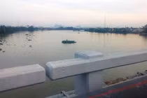 "Chết điếng” khi thấy thanh niên làm điều dại dột giữa cầu