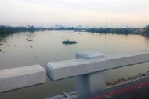 "Chết điếng” khi thấy thanh niên làm điều dại dột giữa cầu