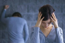 Nữ giúp việc "đắc thắng" sau khi vợ ôm con về nhà ngoại