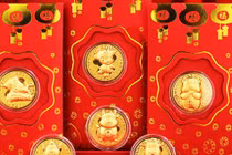 Bao lì xì hình trâu và thần tài mạ vàng cháy hàng dịp Tết