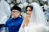 Quá khứ tai tiếng của hoa hậu 9X vừa ly hôn cựu vương Malaysia