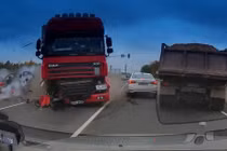 Video: Vượt đèn đỏ, xe container tông nát nhiều ôtô