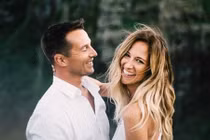 Phía sau người đàn bà nóng tính là một người đàn ông biết chịu đựng