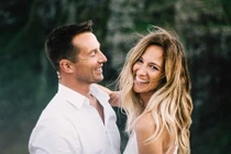 Phía sau người đàn bà nóng tính là một người đàn ông biết chịu đựng