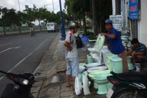 Tân trang bồn cầu: Nghề hiếm ở Sài Gòn