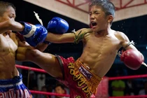 Cậu bé 13 tuổi chết gục trên sàn đấu Muay Thái thổi bùng làn sóng phẫn nộ