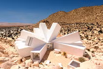 Ngôi nhà container giữa sa mạc, đẹp như trong phim 3D