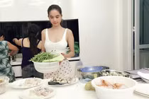 Sao nữ nóng bỏng vào bếp: Từ mưa khen tặng đến "cơn bão gạch"