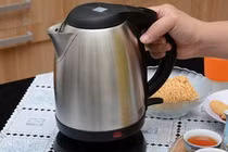 Sử dụng ấm siêu tốc kiểu này có ngày nổ tung, lấy mạng cả nhà