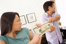 Ngộp thở vì vợ quản lý tiền nong quá chặt