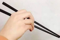 Cách cầm đũa cũng có thể bật mí về cuộc sống sau hôn nhân