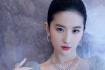 Sao Hoa Ngữ nhập viện chỉ vì trang phục quá bó