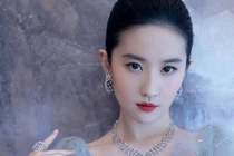 Sao Hoa Ngữ nhập viện chỉ vì trang phục quá bó