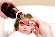 Bé sơ sinh suýt mất mạng vì bị cho uống siro ho quá liều