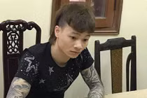 Video: Khá 'Bảnh' tươi rói bị áp giải đến tòa