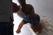 Bé gái Anh bị cha mẹ đẻ lạm dụng tình dục mà không biết