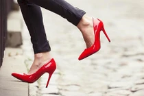 Giải cứu cho đôi chân bị tổn thương bởi những đôi giày cao gót