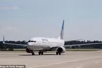 Hoảng hồn phát hiện camera quay lén trong nhà vệ sinh của máy bay