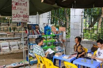 Quầy sách báo miễn phí của cụ bà Hà Nội