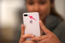 Lỗ nhỏ gần camera trên iPhone có công dụng gì?