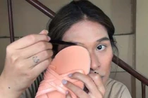 Cô gái Thái Lan đánh phấn, kẻ mắt bằng dép