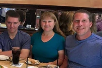 Đêm giao thừa, bắn chết cha mẹ và chị gái