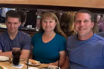 Đêm giao thừa, bắn chết cha mẹ và chị gái