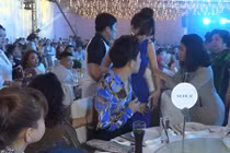 Trấn Thành khó chịu khi Hari Won bị hất nước vào người tại tiệc sinh nhật Mr Đàm