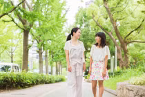 Bố mẹ choáng váng vì con gái 7 tuổi đã ủ rũ vì "đèn đỏ"