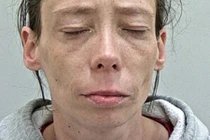 Mẹ bất nhân vứt con gái xuống đất dẫn đến tử vong