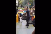 Video trăn khổng lồ vật người ra giữa phố Singapore