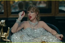 Quay MV "chửi cả thiên hạ", Taylor Swift xô đổ kỷ lục của Adele
