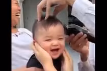 Video: Em bé cười như nắc nẻ khi được cắt tóc đốn tim dân mạng