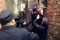 Căn nhà cổ bị phá dỡ bất ngờ đổ sập khiến 6 người bị mắc kẹt