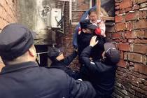 Căn nhà cổ bị phá dỡ bất ngờ đổ sập khiến 6 người bị mắc kẹt