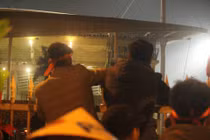 CĐV quá khích đẩy rào, ném gậy ở sân Mỹ Đình 