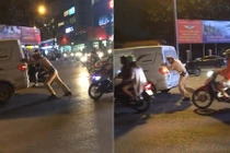 Video: Ô tô chết máy giữa đường và hành động đẹp của chiến sĩ CSGT