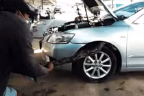 Video: 2 thanh niên dùng tay không tóm sống trăn khủng trốn trong ô tô