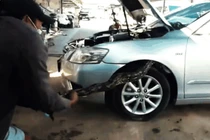 Video: 2 thanh niên dùng tay không tóm sống trăn khủng trốn trong ô tô