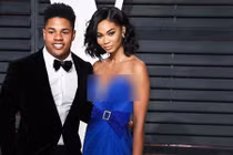 Cựu thiên thần Victoria's Secret đính hôn với cầu thủ bóng đá kém tuổi