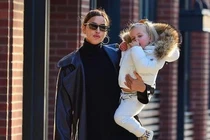 Tình cũ Ronaldo xinh đẹp đưa con gái xuống phố