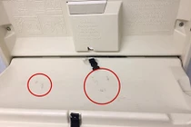 Mẹ kinh hoàng chia sẻ vệt đen chết chóc trên bàn thay tã công cộng