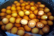 "Hết hồn" đặc sản Trung Quốc: Trứng luộc trong nước tiểu