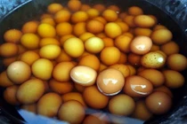 "Hết hồn" đặc sản Trung Quốc: Trứng luộc trong nước tiểu