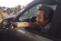 Video: Tài xế yêu cầu viết giấy ghi nợ ở BOT Cần Thơ-Phụng Hiệp