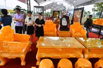 Chiêm ngưỡng bộ bàn ghế đá quý trị giá 8 tỷ tại Hà Nội